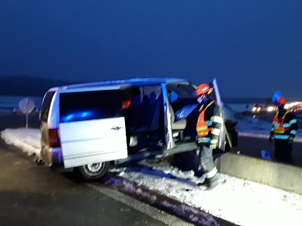 Zrádné náledí. Při středeční ranní nehodě dodávky u Ostrovačic se zranilo pět cestujících, z toho jeden těžce.