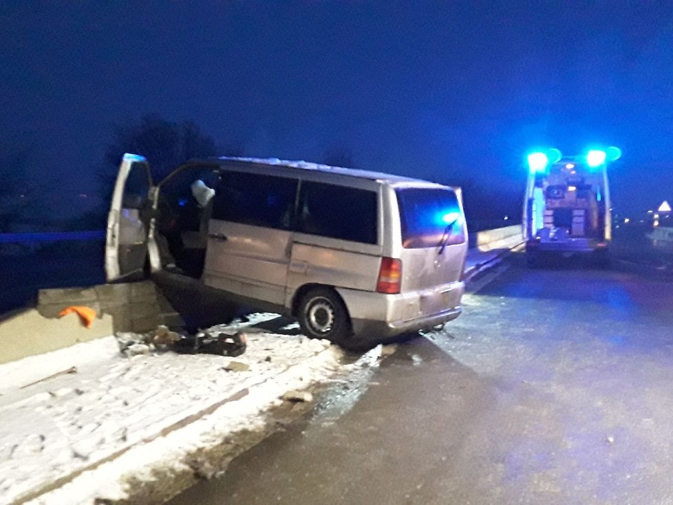 Zrádné náledí. Při středeční ranní nehodě dodávky u Ostrovačic se zranilo pět cestujících, z toho jeden těžce.