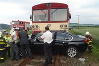 Řidič vjel na železniční přejezd: Vlak ho vláčel desítky metrů po kolejích!