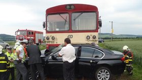 Řidič vjel na železniční přejezd: Vlak ho vláčel desítky metrů po kolejích!