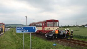 Srážka vlaku s osobním autem v Oticích na Opavsku