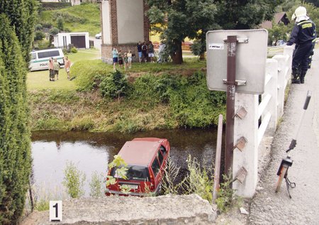 Řidička těsně minula zábradlí i strom