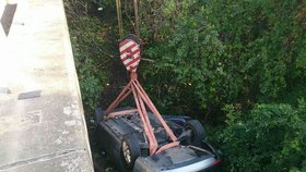 Sobotní nehoda osobáku u Mikulova si vyžádala zranění dvou cizinek. VW Golf vylétl nad ránem ze silnice a spadl do šestimetrové hloubky.