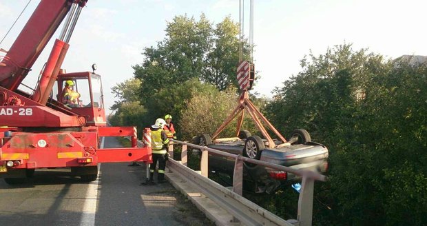 Sobotní nehoda osobáku u Mikulova si vyžádala zranění dvou cizinek. VW Golf vylétl nad ránem ze silnice a spadl do šestimetrové hloubky.