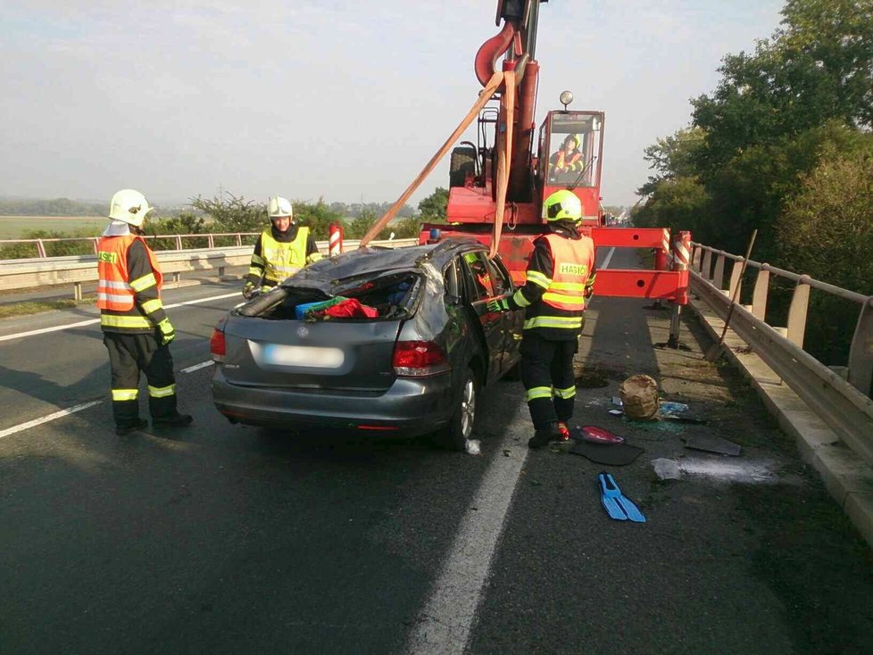 Sobotní nehoda osobáku u Mikulova si vyžádala zranění dvou cizinek. VW Golf vylétl nad ránem ze silnice a spadl do šestimetrové hloubky.