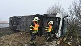 Vážná nehoda autobusu na Lounsku: 43 zraněných dětí