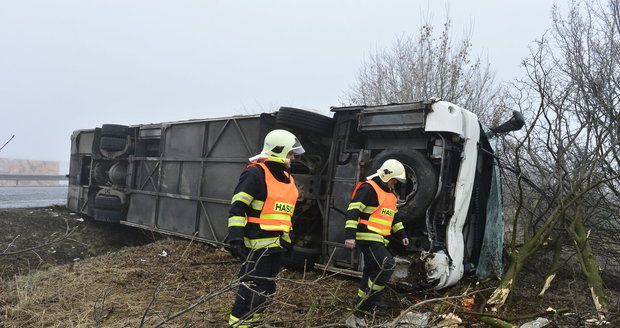 Vyboural se s autobusem plným dětí: Policie řidiče po půl roce obvinila!