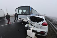 Tragická nehoda na Teplicku: Řidič osobáku po srážce s autobusem zemřel