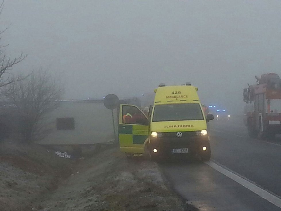 Autobus dostal smyk a zůstal převrácený na boku.