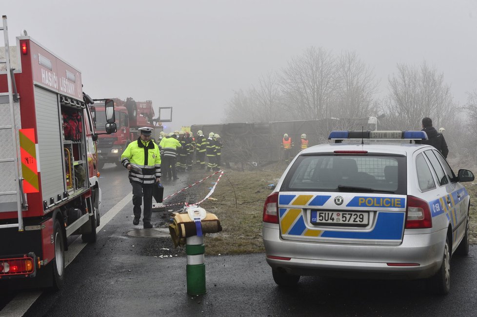 Na Lounsku havaroval školní autobus. 36 dětí bylo zraněno. V okolí nehody došlo k několika dalším haváriím. Situaci komplikuje náledí a hustá mlha.