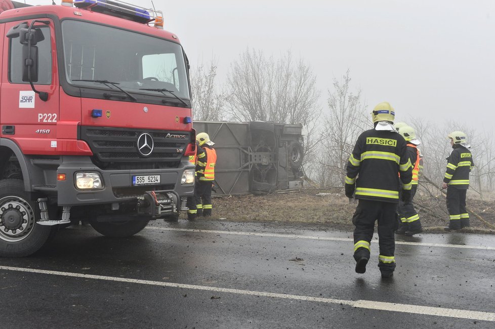 Na Lounsku havaroval školní autobus. 36 dětí bylo zraněno. V okolí nehody došlo k několika dalším haváriím. Situaci komplikuje náledí a hustá mlha.