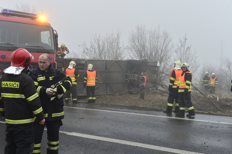 Na Lounsku havaroval školní autobus. 43 dětí bylo zraněno. V okolí nehody došlo k několika dalším haváriím. Situaci komplikuje náledí a hustá mlha.