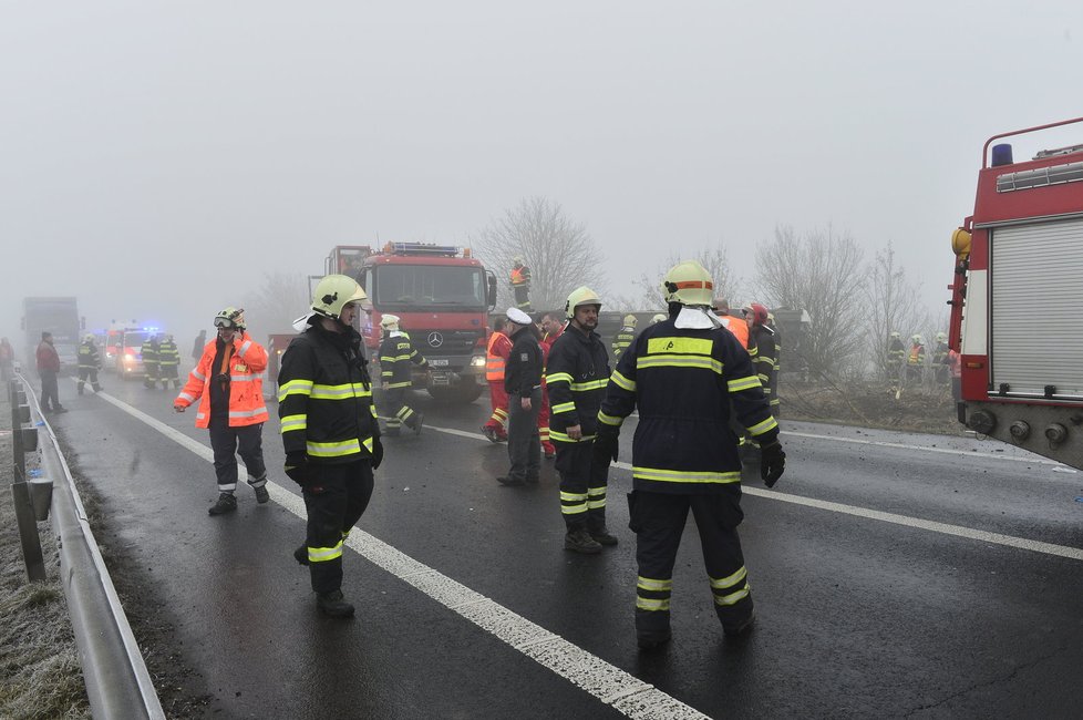 Na Lounsku havaroval školní autobus. 43 dětí bylo zraněno. V okolí nehody došlo k několika dalším haváriím. Situaci komplikuje náledí a hustá mlha.