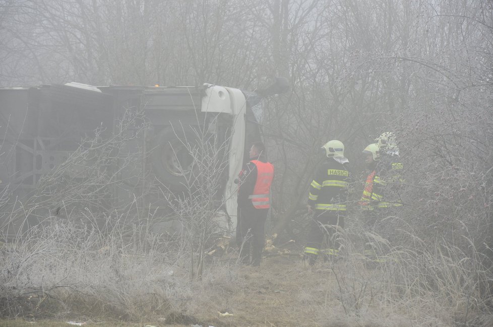 Na Lounsku havaroval školní autobus. 43 dětí bylo zraněno. V okolí nehody došlo k několika dalším haváriím. Situaci komplikuje náledí a hustá mlha.