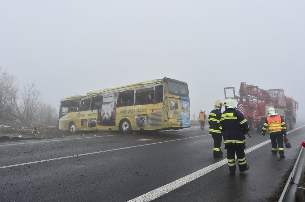 Vyprošťování autobusu u Panenského Týnce