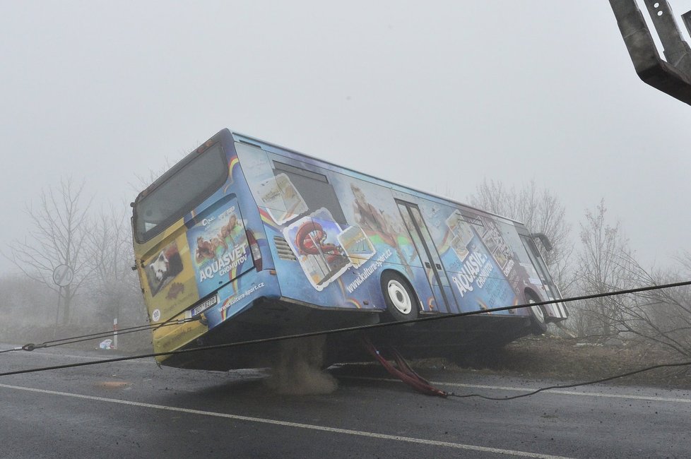 Vyprošťování autobusu u Panenského Týnce