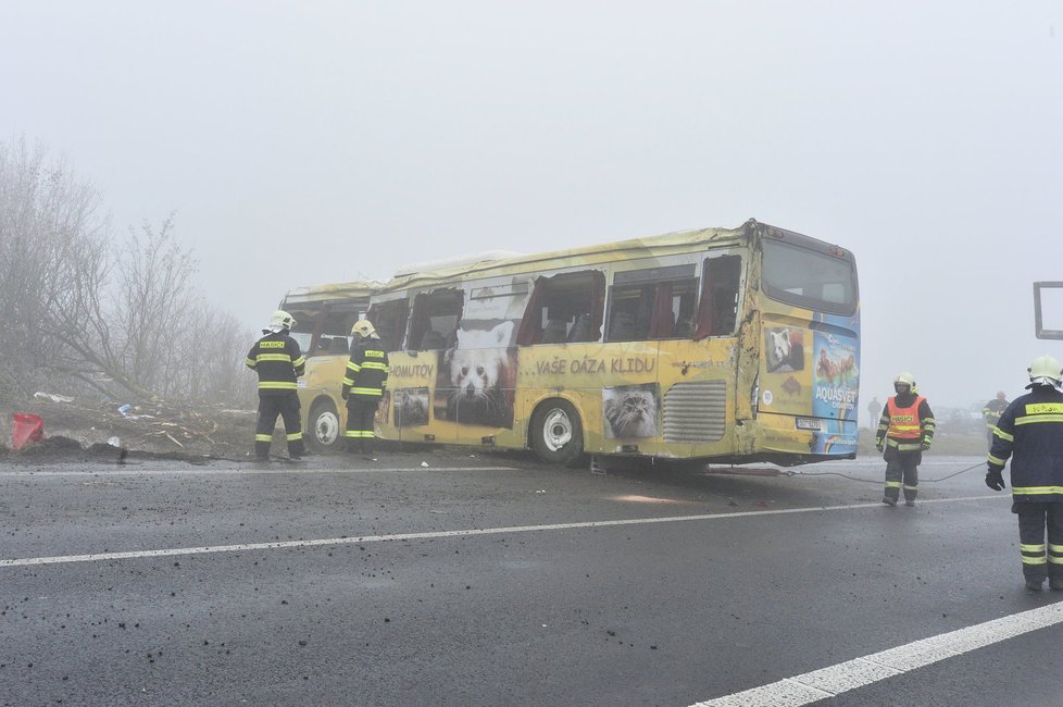 Vyprošťování autobusu u Panenského Týnce