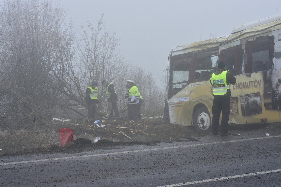 Vyprošťování autobusu u Panenského Týnce