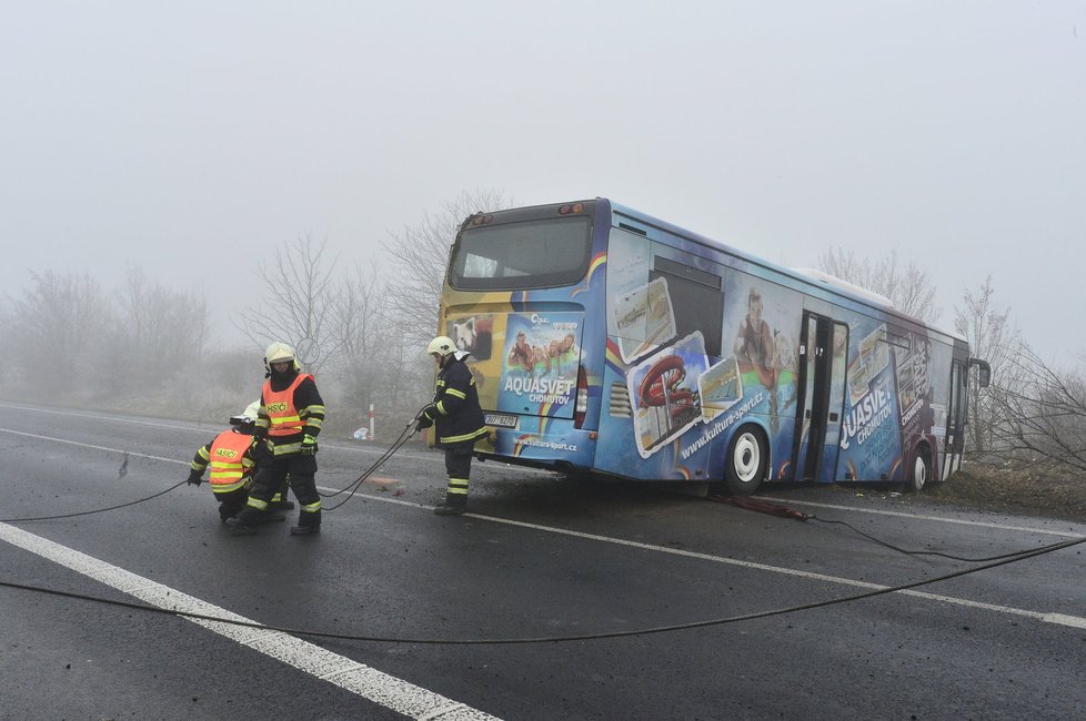 Vyprošťování autobusu u Panenského Týnce