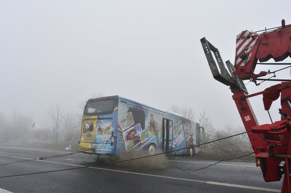 Vyprošťování autobusu u Panenského Týnce