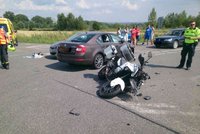 Motorkář skončil po nehodě zaklíněný mezi auty: Letěl pro něj vrtulník