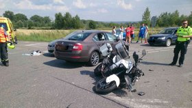 K těžké dopravní nehodě dnes vzlétl k Hodonínu po 15. hodině vrtulník rychlé záchranné služby. Při nehodě se srazil motorkář s osobním autem.