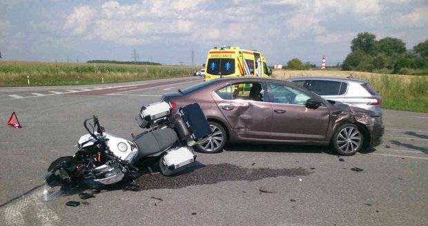 K těžké dopravní nehodě dnes vzlétl k Hodonínu po 15. hodině vrtulník rychlé záchranné služby. Při nehodě se srazil motorkář s osobním autem.