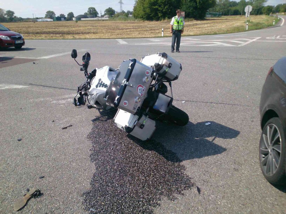 K těžké dopravní nehodě dnes vzlétl k Hodonínu po 15. hodině vrtulník rychlé záchranné služby. Při nehodě se srazil motorkář s osobním autem.