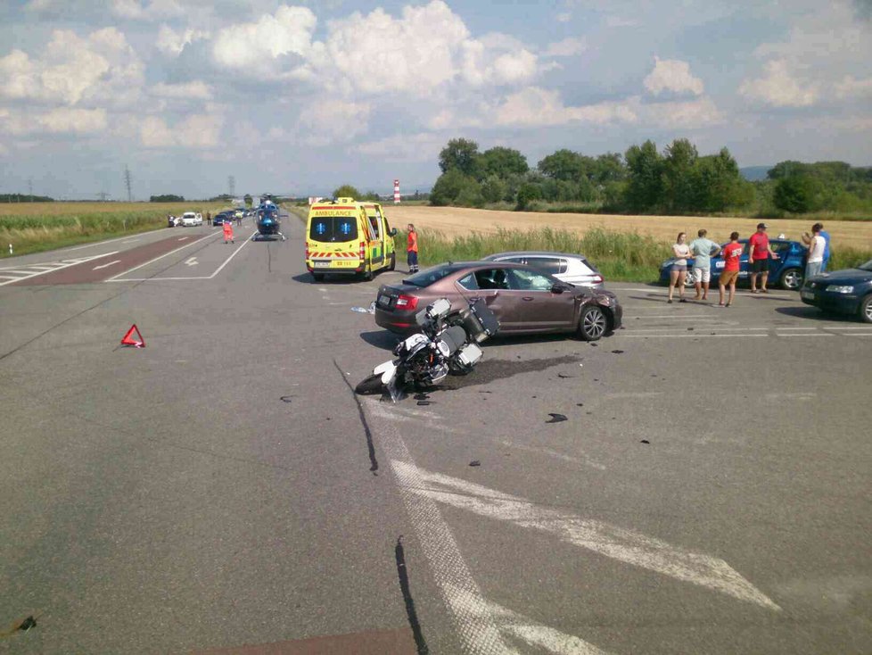 K těžké dopravní nehodě dnes vzlétl k Hodonínu po 15. hodině vrtulník rychlé záchranné služby. Při nehodě se srazil motorkář s osobním autem.