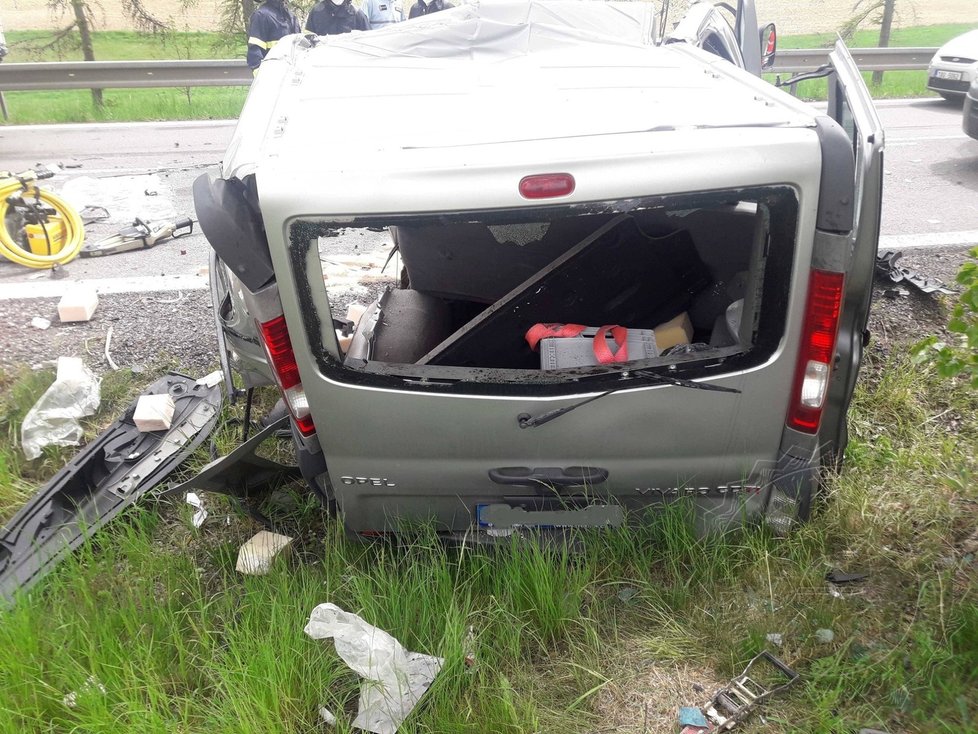 Tragická nehoda na Pardubicku: Řidič dodávky zemřel po srážce s kamionem.