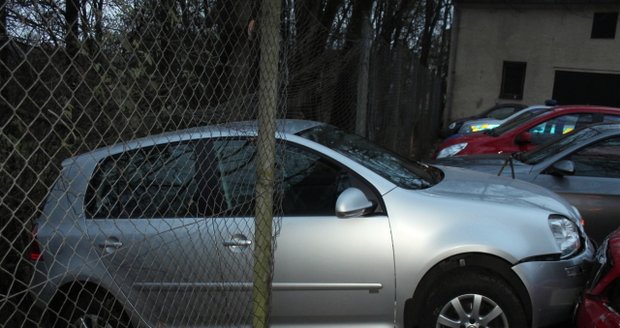 Žena při parkování nabourala dvě auta. Před tím ještě vrazila do dřevěného sloupu.
