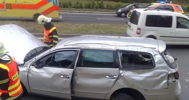 Smrtelná nehoda u Stonařova: Řidič dodávky (†65) nepřežil, další (19) se těžce zranil