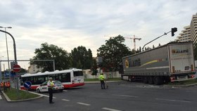 Nehoda autobusu a kamionu uzavřela křižovatku ulic Patočkova a Pod Královkou v Praze.