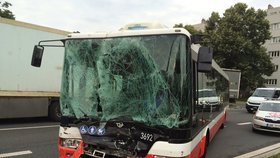 Nehoda autobusu a kamionu uzavřela křižovatku ulic Patočkova a Pod Královkou v Praze.