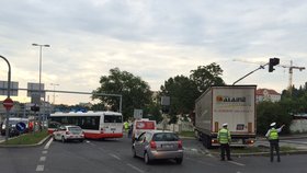 Nehoda autobusu a kamionu uzavřela křižovatku ulic Patočkova a Pod Královkou v Praze.