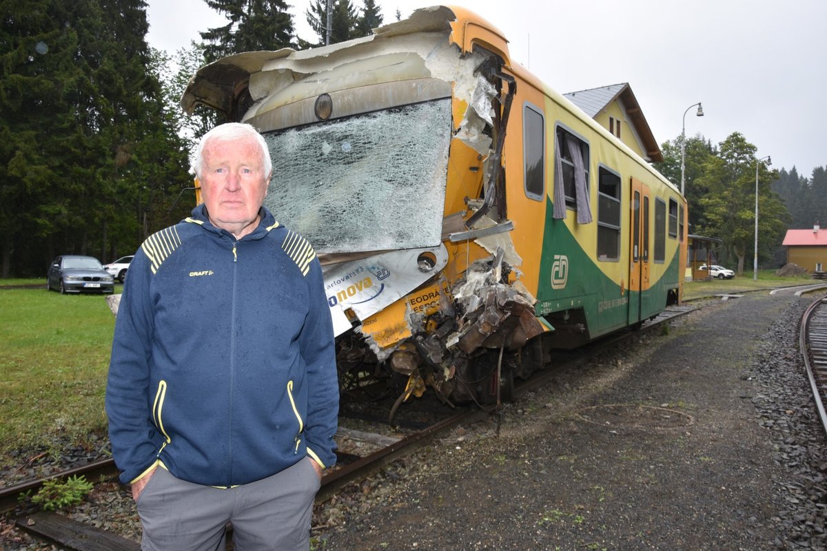 Rudolf Holý (72) byl prvním, který pomáhal zraněným cestujících se sražených vlaků.