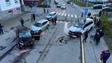 Opilec v mercedesu způsobil v Praze nehodu a utekl: Policie ho dopadla, nadýchal přes 1,7 promile