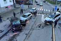 Opilec v mercedesu způsobil v Praze nehodu a utekl: Policie ho dopadla, nadýchal přes 1,7 promile