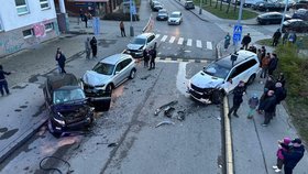 Opilec v mercedesu způsobil v Praze nehodu a utekl: Policie ho dopadla, nadýchal přes 1,7 promile