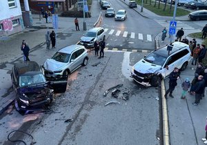 Nehoda v ulici Petržílkova v pražských Stodůlkách. Opilý řidič tu způsobil nehodu a utekl. Policisté ho dopadli. (24.3.2024)