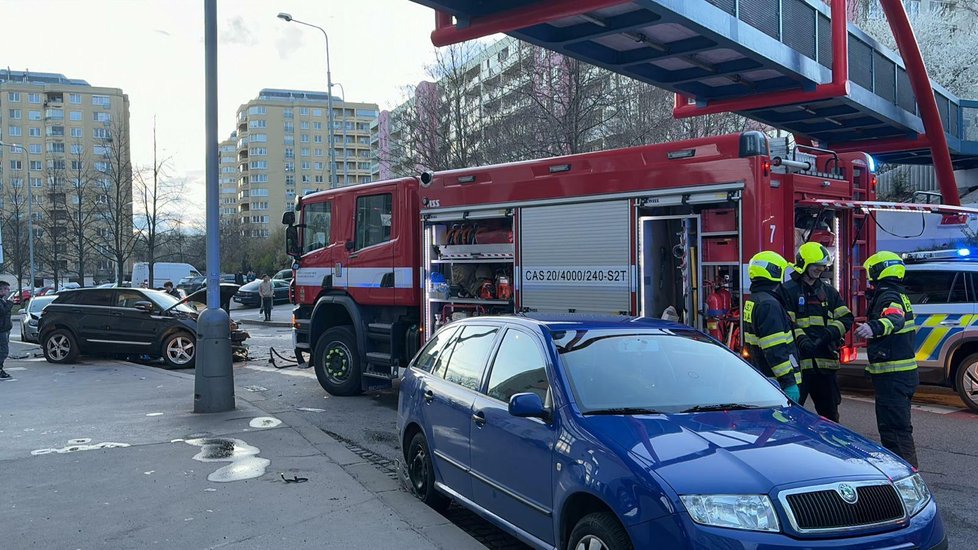 Nehoda v ulici Petržílkova v pražských Stodůlkách. Opilý řidič tu způsobil nehodu a utekl. Policisté ho dopadli. (24.3.2024)