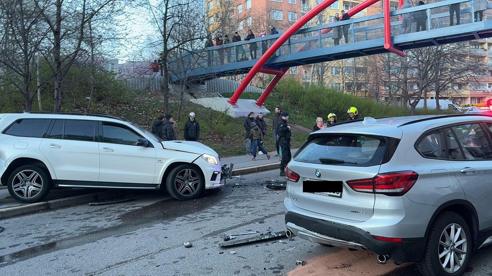 Nehoda v ulici Petržílkova v pražských Stodůlkách. Opilý řidič tu způsobil nehodu a utekl. Policisté ho dopadli. (24.3.2024)