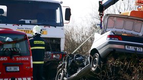 Čelní střet s nákladním autem proměnil Peugeot 309 ve vrak