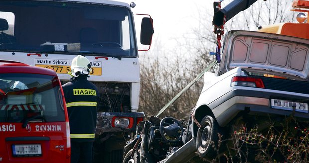 Čelní střet s nákladním autem proměnil Peugeot 309 ve vrak