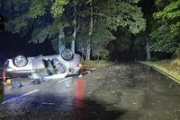 Tragický začátek posledního prázdninového víkendu: U Děčína zemřela řidička, na Písecku spolujezdec