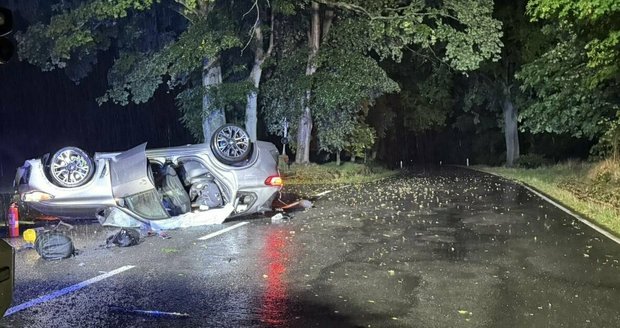 Při nehodě na Písecku zemřel spolujezdec, řidič skončil s vážným zraněním hlavy v nemocnici.