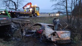 Řidič na Písecku narazil s autem do stromu, ve vozidle uhořel