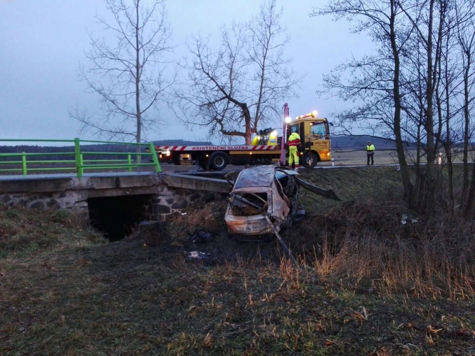 Řidič na Písecku narazil s autem do stromu, ve vozidle uhořel