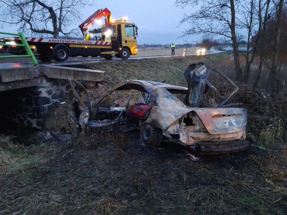 Řidič na Písecku narazil s autem do stromu, ve vozidle uhořel