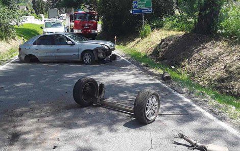 Vrak, ze kterého se oddělila celá zadní náprava, blokoval silnici tři hodiny.